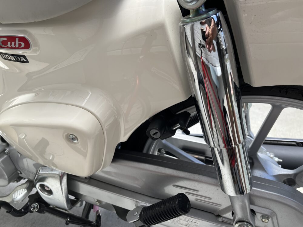 スーパーカブ110（JA59）の収納力（サイドカバー