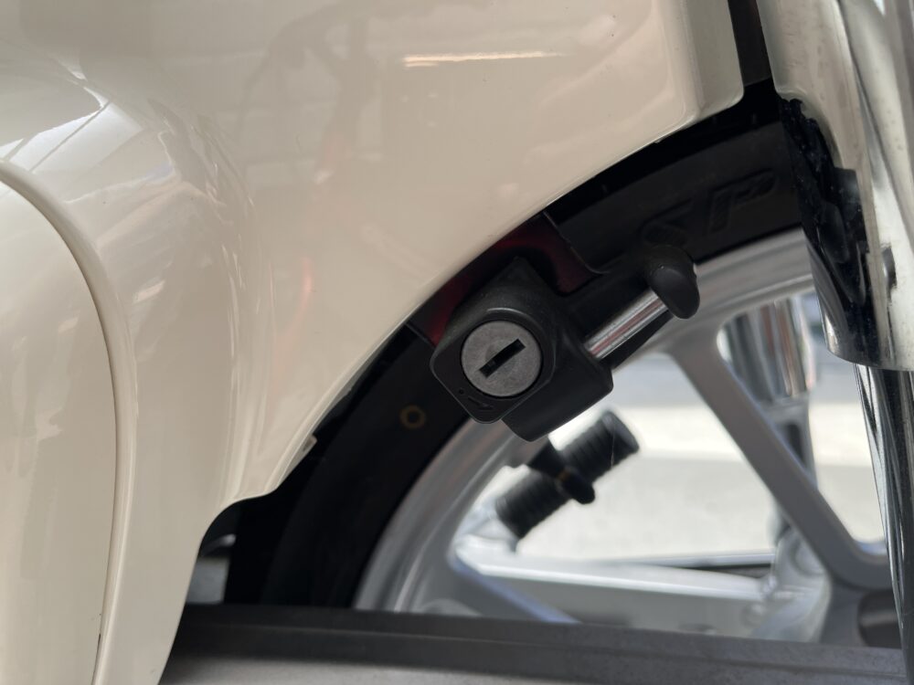 スーパーカブ110（JA59）の収納力（サイドカバー